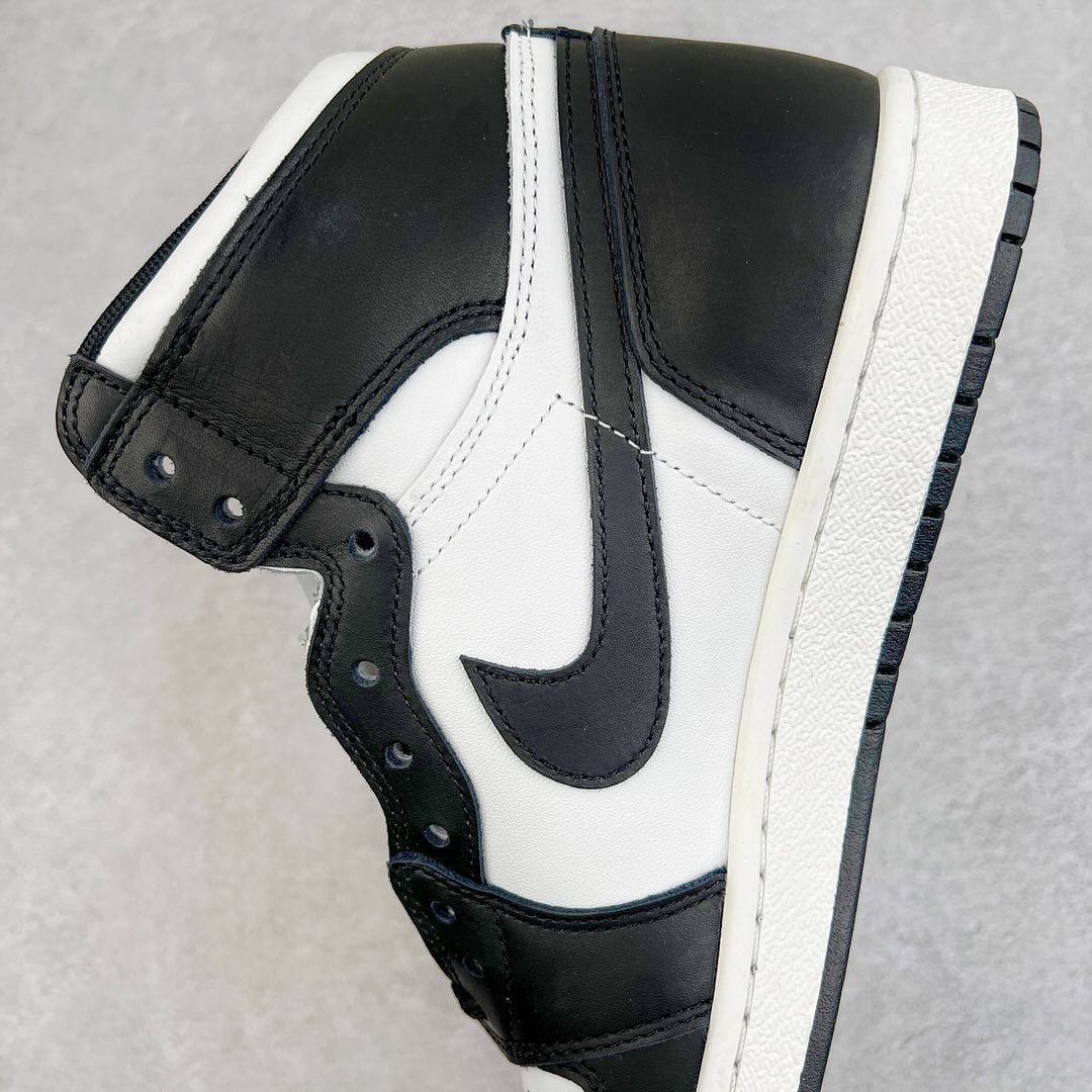 Air Jordan 1 Retro High OG “Black and White” (Panda)